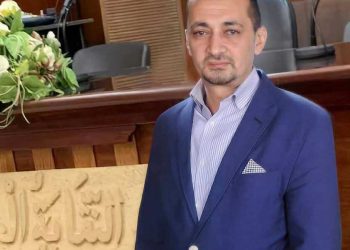 مثْل طِفْل يَتَكوَّر فِي حِضْن فتاة