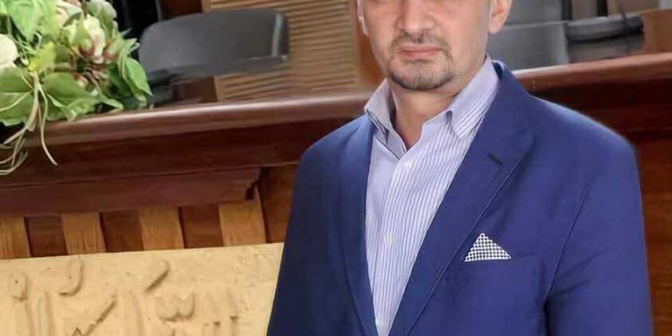 مثْل طِفْل يَتَكوَّر فِي حِضْن فتاة