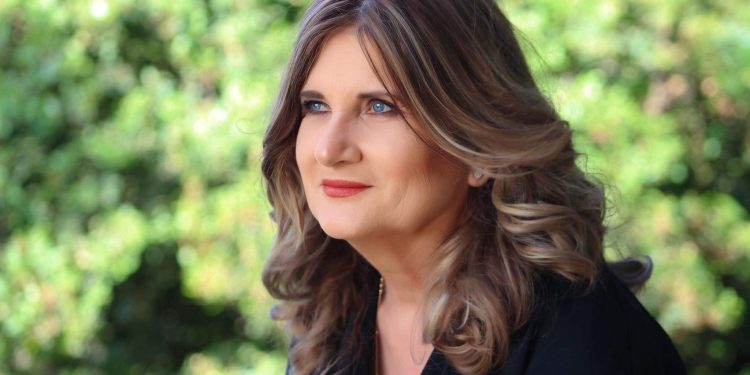 قراءة لنص “بين العطور” للشاعرة حسناء سليمان …