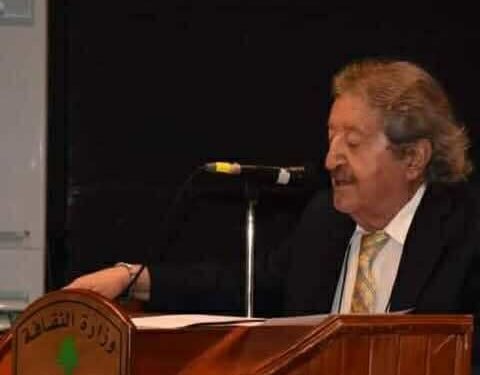 غَريبٌ أَمرُكِ