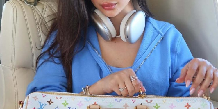 دمية لابوبو على حقائب المشاهير …