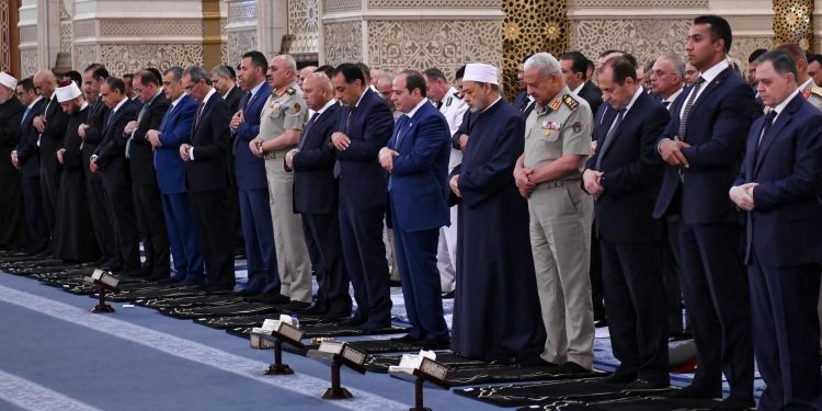 السيسى يؤدى صلاة عيد الأضحى المبارك بمركز مصر الثقافي الإسلامي …