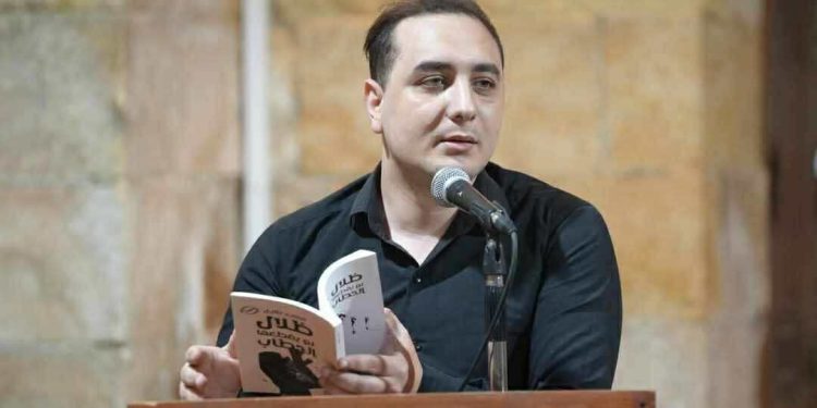 حِينَ تَلْمَحُ وجهَكَ مُبتَسِمًا