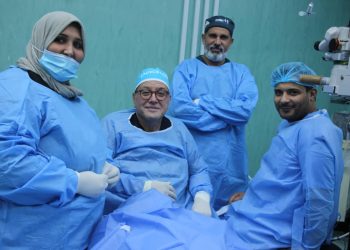 البروفيسور الزائر سمير البحث يجري العديد من عمليات الجراحية الشبكية بمستشفى بنغازي التعليمي لطب وجراحة العيون