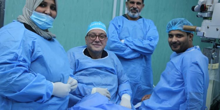 البروفيسور الزائر سمير البحث يجري العديد من عمليات الجراحية الشبكية بمستشفى بنغازي التعليمي لطب وجراحة العيون