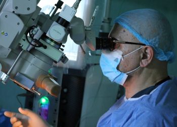 إجراء عمليات الجراحية الدقيقة المياة الزرقاء من قبل الدكتور الزائر بمستشفى بنغازي التعليمي لطب وجراحة العيون 