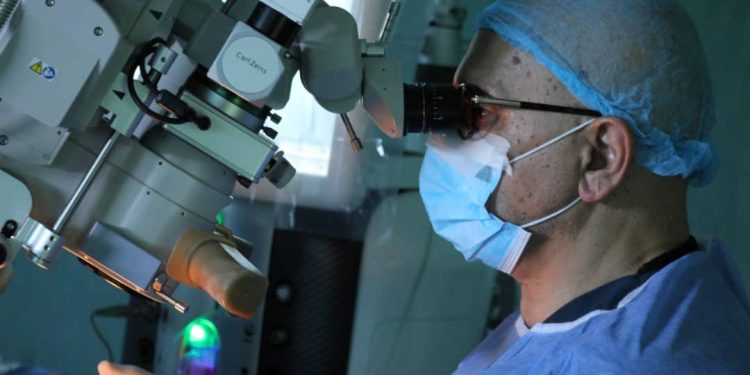 إجراء عمليات الجراحية الدقيقة المياة الزرقاء من قبل الدكتور الزائر بمستشفى بنغازي التعليمي لطب وجراحة العيون 