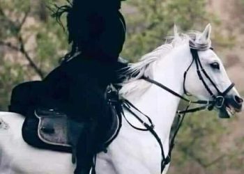 صَاحِبَةُ الرِّدَاءِ الْأَسْوَدِ …