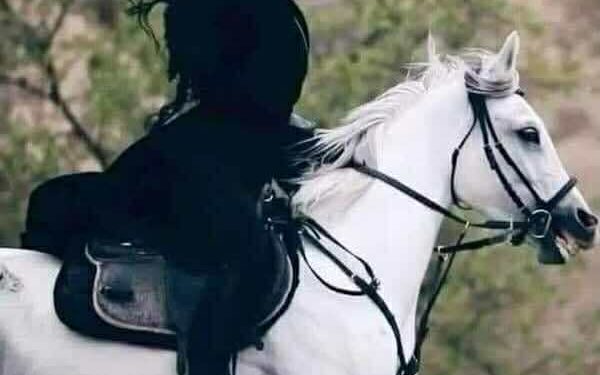 صَاحِبَةُ الرِّدَاءِ الْأَسْوَدِ …