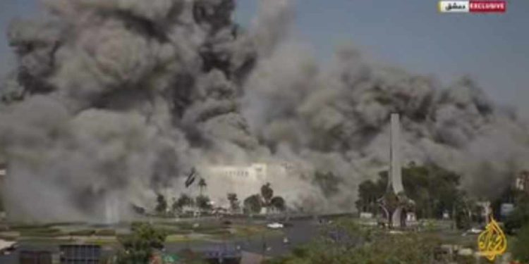 انفجار ضخم يهز ساحة الأمويين في دمشق إثر غارات إسرائيلية عنيفة