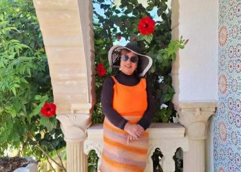 نصف حياة” بلون الأبريكوت”