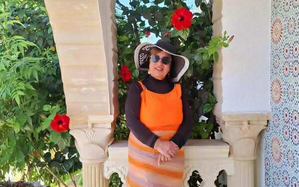 نصف حياة” بلون الأبريكوت”