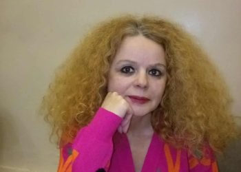 يَتَسَوَّلُ الفُقَراءُ كِسْرَةَ مَوْطِنِ …