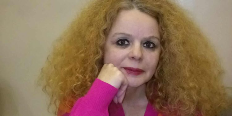 يَتَسَوَّلُ الفُقَراءُ كِسْرَةَ مَوْطِنِ …