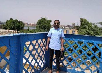 مَا يَشْرَبُ الشَّرَابَ إِلَّا رَاوِيهِ