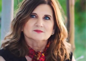 الذّئب المتحيّنِ الفرصة للإنقضاض …