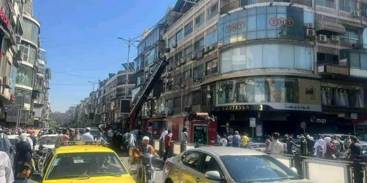 اندلاع حريق فِي شارع الحمراء بِدمشَـقِ والأضرار ماديَةٍ فقَطْ ..