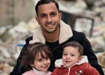 اُحضُن غِـيَابَكَ فَـالأحِبَّـةُ غَابُـوا …