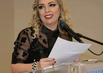 في عينيكَ يلتصق وجهي 