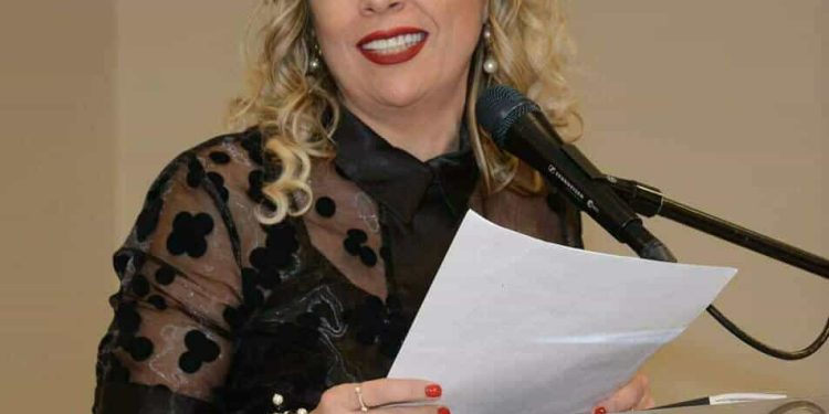 في عينيكَ يلتصق وجهي 