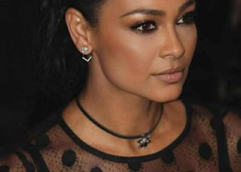 يولد بعضنا كنورٍ