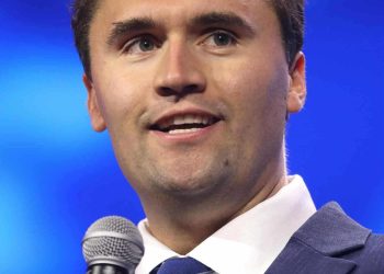 إطلاق نار يستهدف تشارلي كيرك في جامعة يوتا فالي