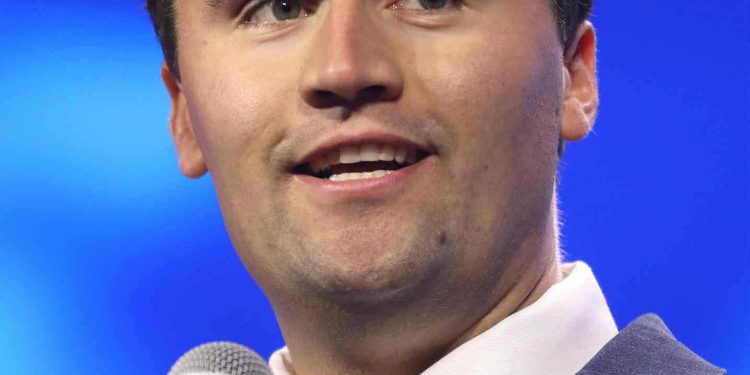 إطلاق نار يستهدف تشارلي كيرك في جامعة يوتا فالي