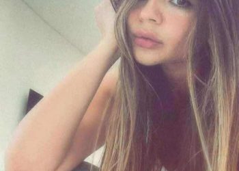 أَقِفُ وَسْطَ مَدِينَةِ الْمَلاهِــي