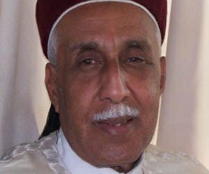 اتحاد النُخب والكفاءات الليبية يكرم الشاعر الليبي راشد الزبير السنوساتحاد النُخب والكفاءات الليبية يكرم الشاعر الليبي راشد الزبير السنوسي    تابعتها ريم العبدلي  تصوير طارق الهوني    -كرم اتحاد النخب والكفاءات الليبية راشد الزبير أحمد الشريف السنوسي ودعا اتحاد النُخب والكفاءات الليبية الدعوة للأستاذ راشد الزبير السنوسي ، لنيل العضوية  الشرفية للاتحاد النُخب والكفاءات الليبية. )    راشد الزبير السنوسي مواليد  1938 عمل بالتدريس ، ثم بالإعلام نائباً للمدير العام لإدارة الثقافة و الفنون بالمناطق الشرقية من ليبيا كما  عمل بالتدريس ، ثم بالإعلام نائباً للمدير العام لإدارة الثقافة و الفنون بالمناطق الشرقية من ليبيا  والجدير بالذكر بأن الشاعر راشد الزبير أحمد ولد في مرسى مطروح ، حيث كان والده ضمن الآف الليبيين المهاجرين إلى مصر إبان الاحتلال الإيطالي لليبيا ، وبعد انتهاء الحرب العالمية الثانية عاد مع أسرته، والتحق بالجامعة الليبية ببنغازي و حصل منها على الليسانس في الآداب عام 1963. عمل بالتدريس، ثم بالإعلام نائباً للمدير العام لإدارة الثقافة و الفنون بالمناطق الشرقية من ليبيا خلال الفترة من عام 1967 و حتى عام 1970. نشر نتاجه بعدد من الصحف والمجالات المحلية والعربية من بينها: الزمان ، والعمل ، وبرقة الجديدة ، ومجلة الإذاعة ، والمساء بالقاهرة ، والرأي العام بالكويت ، والمصور ، والكواكب بالقاهرة ، والمجاهد بالجزائر ، والعلم بالمغرب، والجمهور بلبنان، والعرب لندن . من دواوينه: (قيثارة الخلود – النغم الحائر- أنفاس الربيع – نشرة الأخبار- همس الشفاه – رسائل إلى زوجتي – الخروج من ثقب الإبرة – قولوا لها- آمال على سماء القصيدة – عطرها – رباعيات حنظلة – البوح بما لا يقال – العزف على وتر الاحساس – وهج الانتفاضة). أكثر قصائد الشاعر راشد الزبير السنوسي : · قصيدة نشرة الأخبار · قصيدة بنغازي · قصيدة تحية ليبيا لبغداد · قصيدة سارقة الورد · قصيدة الفدائي ·  الشاعر راشد الزبير السنوسي …… وقصيدة بنغازي:  هواك الذي لم تسعه العيـــونْ ،،،، وحبك نـــاء به العاشقـــــــونْ أيا قطعةً من جنان السمـــــاء ،،،، سقتها الهوى، وحبتها الفتـون أحبك ما رف بين الضلــــــــوع ،،،، حنينٌ لماضيك يحني الجبيـــن فأنت الجمال ، ومنك الإبـــــاء ،،،، وحولك قد درَج الخــــــــــالدون وأرضك تاريخها في الكفـــــاح ،،،، ملاحم سطرها الظافــــــــرون نسيجًا من البذل و المكرمات ،،،، ومجدًا يتيه على العالميــــــــن بني غازي يا لك من غـــــادة ،،،، تحدت على الدهر ظلم السنين تنام تهدهدها الموحيــــــــات ،،،، وتسري بأحلامها في سكـــون وتصحو فيحضنها البحر شــوقًا ،،،، وفي موجه لحن حب دفيــــن ويسري لآفاقها البــدر حتــى ،،،، يمني هــــواه بقلب حنـــــــون وعطر تعلـــــق في نسمــــة ،،،، سرت في الفويهات بالياسمين فقل للتي بادلتني الحديــــث ،،،، رقيقًا كترنيم طيـــــر حزيــــــن رويدك يا حلوتي فالقلـــــــوب ،،،، لكم خفقها رغم ما تنكريــــن وكم كابدت من عتاب الصحاب،،،، وقد هجرت فيكم الأقربيــــــــن ولكنني لســــت أنسى البلاد ،،،، فحبي لها فوق ما تعلميـــــن فلا تجرحي شاعـرًا في هواه ،،،، لكي لا يريـــك الذي تنكريــــن وإن كان سَـــوّاك يا من أحب ،،،، بأرض نمتــه فعـــز مكيــــــــن  –  رسالـــــة إلـــــى زوجتــــــي     الشاعر راشد الزبير السنوسي وساءلتُكُمْ لِمَ لا تكْتُبُون?  وساءلتني لِمَ لا تكتبُ?   وقد سد ذاك العناء الطريق  وصار اللقاء هو الأصعب   وغابت قصائدك الحانيات  وكانت بوحشتنا تَعذُب   يمر الصباح فما نلتقي  ومن حزننا ليلنا يهرُب   ونرفع أعيننا للسماء  لعل شآبيبَها تُسكب   ونستخبر النجم أن قد رآك  فلا النجم يصغي ولا الكوكب   يخافان إن أبْديا رقة  يغلِّل خطوهما الغيهب   فماذا أقول وقد أجدبت  حدائق شعري فما تنجب?   وأفقي يضيق بأحزانه  وأنتم لي الأفق الأرحب   فإن الحروف التي رافقتني  وكانت على وحشتي تحدب  كأني بها ملت الإنتظار  وصمت الجدار الذي يرعب   فهامت على وجهها في البعيد  وعافت جواري وما يجلب   ولو كنت تدرين يا أم صدْيـ  ـق كم برسائلكم أطرب   وكم كنَّ يمنحنني بهجة  تحلق بي حيثما أرغب   يَلُحْنَ كسرب العصافير يغدو  بحب فيحضنه المتعب   ويسرق من عمره لحظة  يعانق أشواق لا تكذب   ويستنطق الكلمات اللواتي  عبرن بعاطفة تلهب   فتورق فوق السطور الحروف  وتزهر حباً وتعشوشب   فأغرق عينيّ في دفئها  وتسكب في الروح ما تسكب   تخالطني فأحس الجدار  تقلص كابوسه المرعب   وأحضنها ظامئ الأمنيات  وما غير صرف الهوى مأرب   فلم تك إلا رسيسا يلذّ  يرنّح قلبي فما يغضب   وتصحو الجوانح مستبشرات  وفي وجه ليل الأسى تصلب   ويا أم صدِّيق قد صبّحتك  عرائس شعري بما أرغب   تهادين من ثملٍ راويات  بفيض من الحب لا ينضب   إليك حثثن الخطى خمّرًا  وقد هزها الناي والمطرب   لتصفيك أعذب ما عندها  وتهديك أطيب ما يوهب   سألتِ فسطرت ذوب الفؤاد  ولولاك ما هزني مطلب   وما قد عناني إذا ما سلمتِ  هتاف يؤيِّد أو يَشجب   فأنت شبابي بأحلامه  وضوء حياتي الذي أرقب   وأم الأحباء من في الفؤاد  يَحِلّون وهْو لهم ملعب    ومني إليك أرق السلام  به قد ختمت الذي اكتب