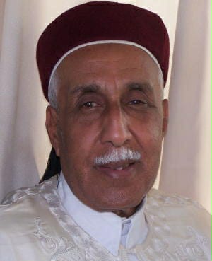 اتحاد النُخب والكفاءات الليبية يكرم الشاعر الليبي راشد الزبير السنوساتحاد النُخب والكفاءات الليبية يكرم الشاعر الليبي راشد الزبير السنوسي تابعتها ريم العبدلي تصوير طارق الهوني -كرم اتحاد النخب والكفاءات الليبية راشد الزبير أحمد الشريف السنوسي ودعا اتحاد النُخب والكفاءات الليبية الدعوة للأستاذ راشد الزبير السنوسي ، لنيل العضوية الشرفية للاتحاد النُخب والكفاءات الليبية. ) راشد الزبير السنوسي مواليد 1938 عمل بالتدريس ، ثم بالإعلام نائباً للمدير العام لإدارة الثقافة و الفنون بالمناطق الشرقية من ليبيا كما عمل بالتدريس ، ثم بالإعلام نائباً للمدير العام لإدارة الثقافة و الفنون بالمناطق الشرقية من ليبيا والجدير بالذكر بأن الشاعر راشد الزبير أحمد ولد في مرسى مطروح ، حيث كان والده ضمن الآف الليبيين المهاجرين إلى مصر إبان الاحتلال الإيطالي لليبيا ، وبعد انتهاء الحرب العالمية الثانية عاد مع أسرته، والتحق بالجامعة الليبية ببنغازي و حصل منها على الليسانس في الآداب عام 1963. عمل بالتدريس، ثم بالإعلام نائباً للمدير العام لإدارة الثقافة و الفنون بالمناطق الشرقية من ليبيا خلال الفترة من عام 1967 و حتى عام 1970. نشر نتاجه بعدد من الصحف والمجالات المحلية والعربية من بينها: الزمان ، والعمل ، وبرقة الجديدة ، ومجلة الإذاعة ، والمساء بالقاهرة ، والرأي العام بالكويت ، والمصور ، والكواكب بالقاهرة ، والمجاهد بالجزائر ، والعلم بالمغرب، والجمهور بلبنان، والعرب لندن . من دواوينه: (قيثارة الخلود – النغم الحائر- أنفاس الربيع – نشرة الأخبار- همس الشفاه – رسائل إلى زوجتي – الخروج من ثقب الإبرة – قولوا لها- آمال على سماء القصيدة – عطرها – رباعيات حنظلة – البوح بما لا يقال – العزف على وتر الاحساس – وهج الانتفاضة). أكثر قصائد الشاعر راشد الزبير السنوسي : · قصيدة نشرة الأخبار · قصيدة بنغازي · قصيدة تحية ليبيا لبغداد · قصيدة سارقة الورد · قصيدة الفدائي · الشاعر راشد الزبير السنوسي …… وقصيدة بنغازي: هواك الذي لم تسعه العيـــونْ ،،،، وحبك نـــاء به العاشقـــــــونْ أيا قطعةً من جنان السمـــــاء ،،،، سقتها الهوى، وحبتها الفتـون أحبك ما رف بين الضلــــــــوع ،،،، حنينٌ لماضيك يحني الجبيـــن فأنت الجمال ، ومنك الإبـــــاء ،،،، وحولك قد درَج الخــــــــــالدون وأرضك تاريخها في الكفـــــاح ،،،، ملاحم سطرها الظافــــــــرون نسيجًا من البذل و المكرمات ،،،، ومجدًا يتيه على العالميــــــــن بني غازي يا لك من غـــــادة ،،،، تحدت على الدهر ظلم السنين تنام تهدهدها الموحيــــــــات ،،،، وتسري بأحلامها في سكـــون وتصحو فيحضنها البحر شــوقًا ،،،، وفي موجه لحن حب دفيــــن ويسري لآفاقها البــدر حتــى ،،،، يمني هــــواه بقلب حنـــــــون وعطر تعلـــــق في نسمــــة ،،،، سرت في الفويهات بالياسمين فقل للتي بادلتني الحديــــث ،،،، رقيقًا كترنيم طيـــــر حزيــــــن رويدك يا حلوتي فالقلـــــــوب ،،،، لكم خفقها رغم ما تنكريــــن وكم كابدت من عتاب الصحاب،،،، وقد هجرت فيكم الأقربيــــــــن ولكنني لســــت أنسى البلاد ،،،، فحبي لها فوق ما تعلميـــــن فلا تجرحي شاعـرًا في هواه ،،،، لكي لا يريـــك الذي تنكريــــن وإن كان سَـــوّاك يا من أحب ،،،، بأرض نمتــه فعـــز مكيــــــــن – رسالـــــة إلـــــى زوجتــــــي الشاعر راشد الزبير السنوسي وساءلتُكُمْ لِمَ لا تكْتُبُون? وساءلتني لِمَ لا تكتبُ? وقد سد ذاك العناء الطريق وصار اللقاء هو الأصعب وغابت قصائدك الحانيات وكانت بوحشتنا تَعذُب يمر الصباح فما نلتقي ومن حزننا ليلنا يهرُب ونرفع أعيننا للسماء لعل شآبيبَها تُسكب ونستخبر النجم أن قد رآك فلا النجم يصغي ولا الكوكب يخافان إن أبْديا رقة يغلِّل خطوهما الغيهب فماذا أقول وقد أجدبت حدائق شعري فما تنجب? وأفقي يضيق بأحزانه وأنتم لي الأفق الأرحب فإن الحروف التي رافقتني وكانت على وحشتي تحدب كأني بها ملت الإنتظار وصمت الجدار الذي يرعب فهامت على وجهها في البعيد وعافت جواري وما يجلب ولو كنت تدرين يا أم صدْيـ ـق كم برسائلكم أطرب وكم كنَّ يمنحنني بهجة تحلق بي حيثما أرغب يَلُحْنَ كسرب العصافير يغدو بحب فيحضنه المتعب ويسرق من عمره لحظة يعانق أشواق لا تكذب ويستنطق الكلمات اللواتي عبرن بعاطفة تلهب فتورق فوق السطور الحروف وتزهر حباً وتعشوشب فأغرق عينيّ في دفئها وتسكب في الروح ما تسكب تخالطني فأحس الجدار تقلص كابوسه المرعب وأحضنها ظامئ الأمنيات وما غير صرف الهوى مأرب فلم تك إلا رسيسا يلذّ يرنّح قلبي فما يغضب وتصحو الجوانح مستبشرات وفي وجه ليل الأسى تصلب ويا أم صدِّيق قد صبّحتك عرائس شعري بما أرغب تهادين من ثملٍ راويات بفيض من الحب لا ينضب إليك حثثن الخطى خمّرًا وقد هزها الناي والمطرب لتصفيك أعذب ما عندها وتهديك أطيب ما يوهب سألتِ فسطرت ذوب الفؤاد ولولاك ما هزني مطلب وما قد عناني إذا ما سلمتِ هتاف يؤيِّد أو يَشجب فأنت شبابي بأحلامه وضوء حياتي الذي أرقب وأم الأحباء من في الفؤاد يَحِلّون وهْو لهم ملعب ومني إليك أرق السلام به قد ختمت الذي اكتب