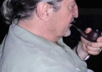 الجَسَدُ يُعَـاتِبُ الفَضَـاءَ عَلَى ضِيقِ مَسَــاحَتِـه