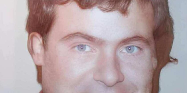 ثَدْيٌ يَسْكُبُ الشَّهْدَ …