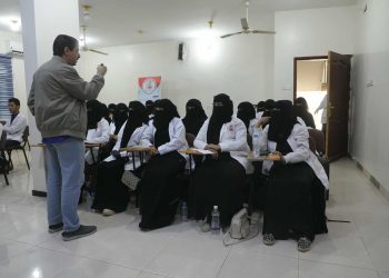معهد سبأ للعلوم الصحية يستكمل الدورة النوعية في الإسعافات الأولية النفسية بمأرب