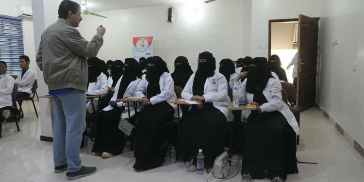 معهد سبأ للعلوم الصحية يستكمل الدورة النوعية في الإسعافات الأولية النفسية بمأرب