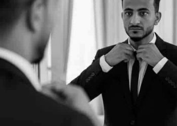 مِرآةُ العُمْرِ وَمَرَاثِي الحُلمِ