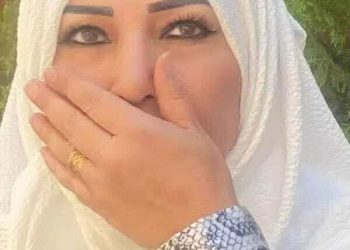 أمدُّ يديَّ