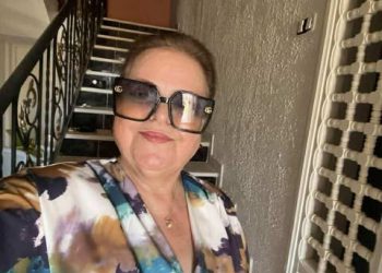 اِمْرَأَةٌ لا تُعَطِّرُ ظِلَّهَا