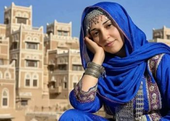 يُولَدُ فينا خنجرٌ من طين