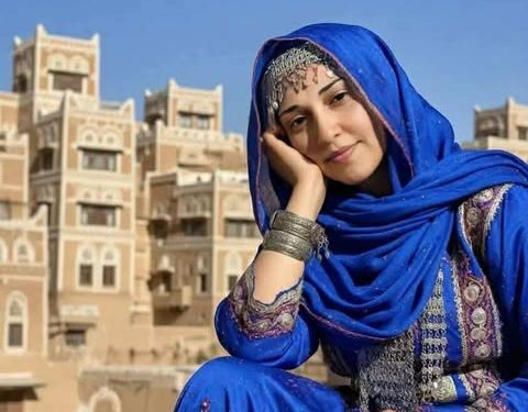 يُولَدُ فينا خنجرٌ من طين