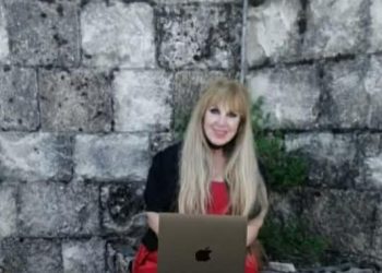 قالَتْ لي الآلة …