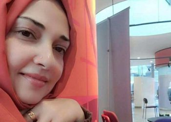 يُولَدُ فينا خنجرٌ من طين.