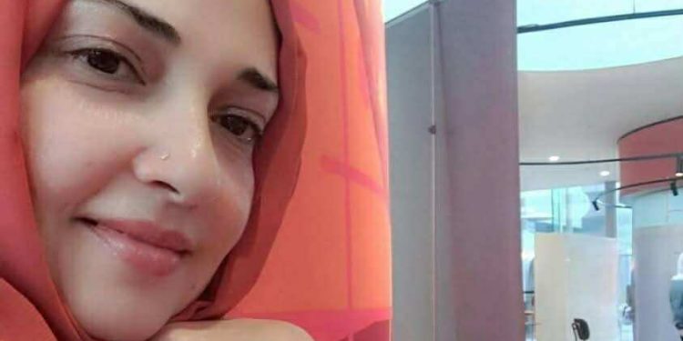 يُولَدُ فينا خنجرٌ من طين.