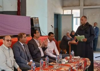 نائب محافظ الأقصر يبحث ٣٣ طلباً وشكوى خلال لقائه بالمواطنين فى مدينة أرمنت