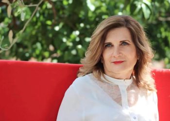 زميلة في المدرسة