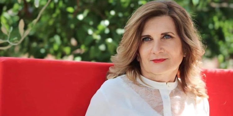 زميلة في المدرسة