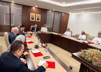 الفريق كامل الوزير يبحث مع نظيره العماني سبل التعاون المشترك