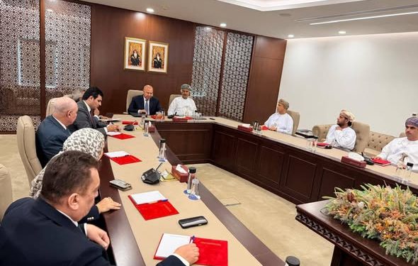 الفريق كامل الوزير يبحث مع نظيره العماني سبل التعاون المشترك
