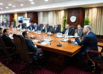 وزير البترول يعقد اجتماعًا موسعًا لتعجيل زيادة إنتاج الغاز خلال العام الجديد