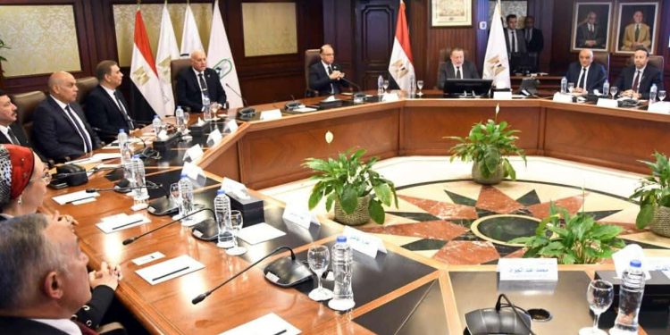 إطلاق مبادرة” مصر معاكم” لرعاية الأبناء القصر لشهداء وضحايا العمليات الحربية والإرهابية والأمنية