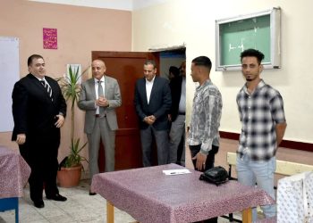 “محافظ الأقصر” يتفقد لجان الانتخابات بمدرسة الزناقطة ووادي الملكات